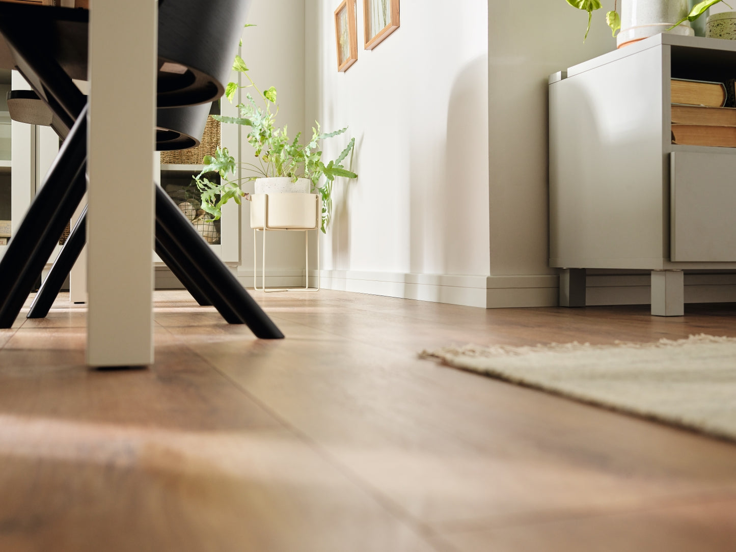 A lifestyle image of the Vox Estilo skirting board E101 in colour white.