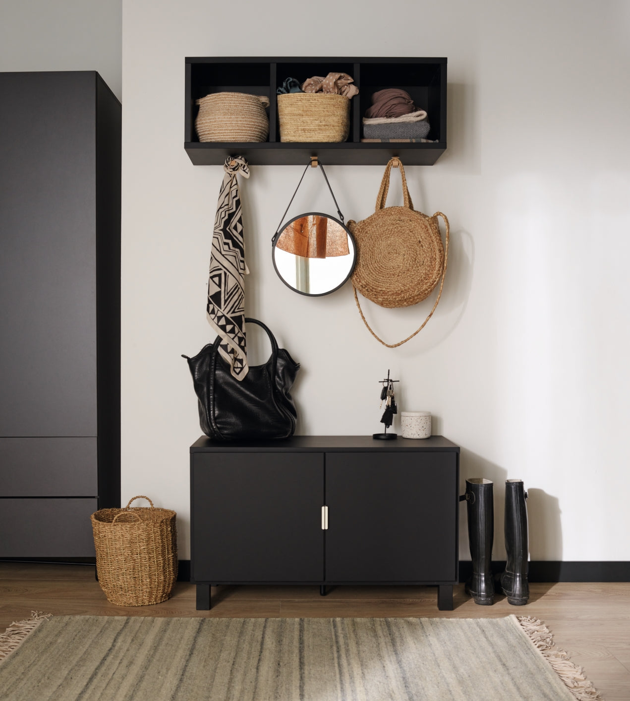 A lifestyle image of the Vox Espumo skirting board ESP206 in colour black.